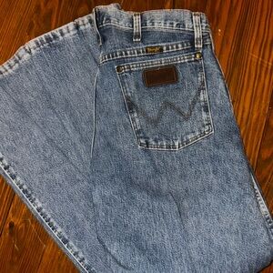 Wrangler Cowboy Cut Regular Fit — 33x32 (Medium Wash)